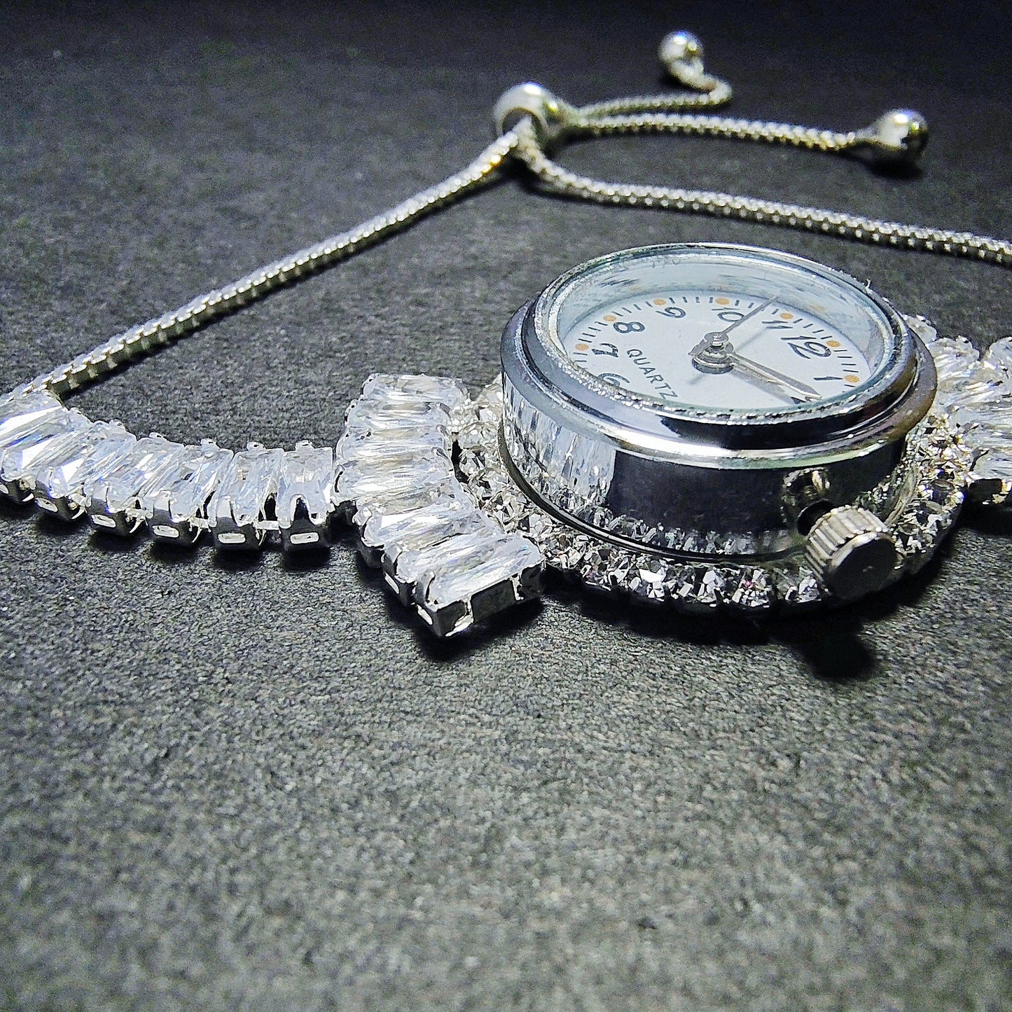 Elegant Quartz Watch with Adjustable Chain