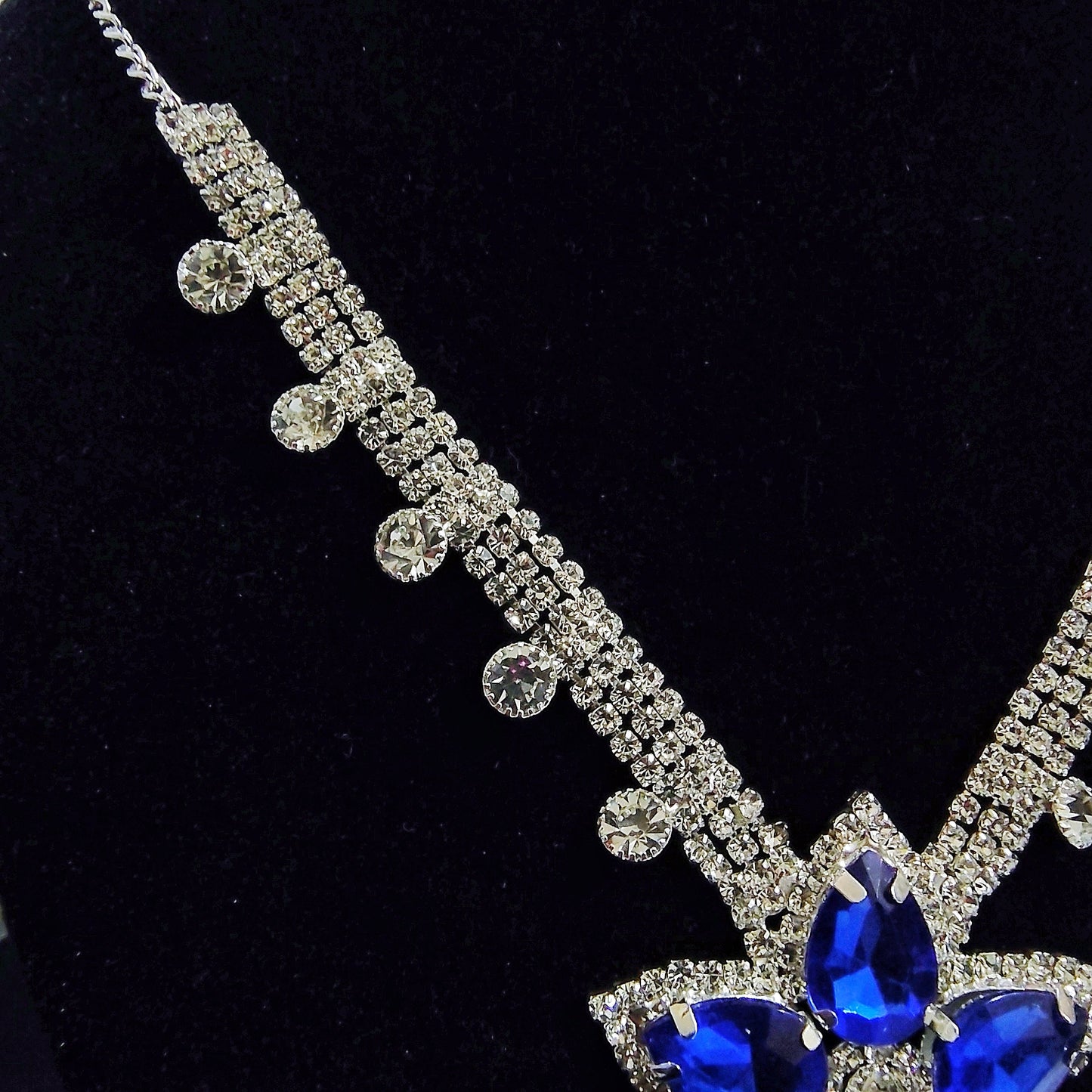 Glamorous Sapphire Blue Stone Jewelry Set