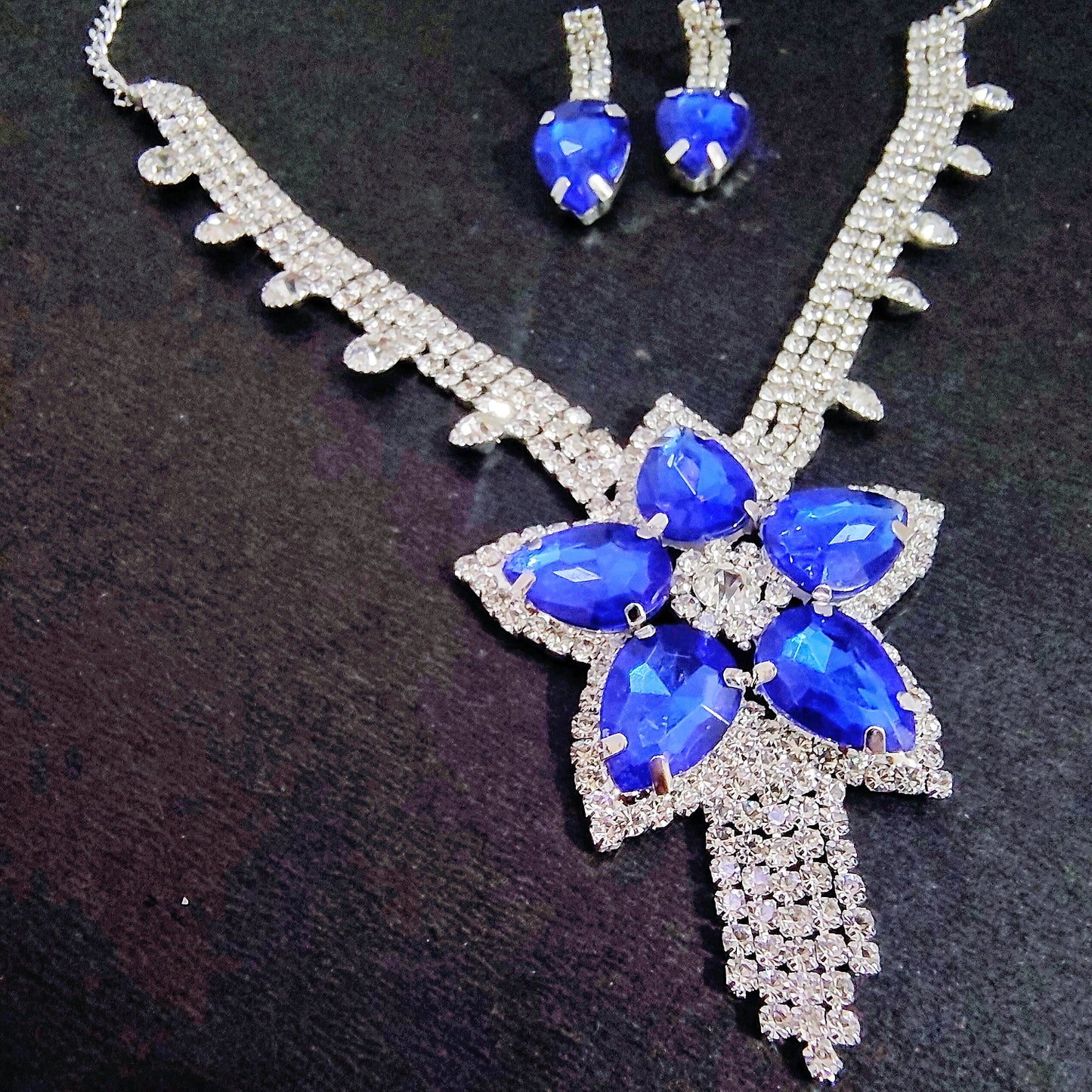 Glamorous Sapphire Blue Stone Jewelry Set