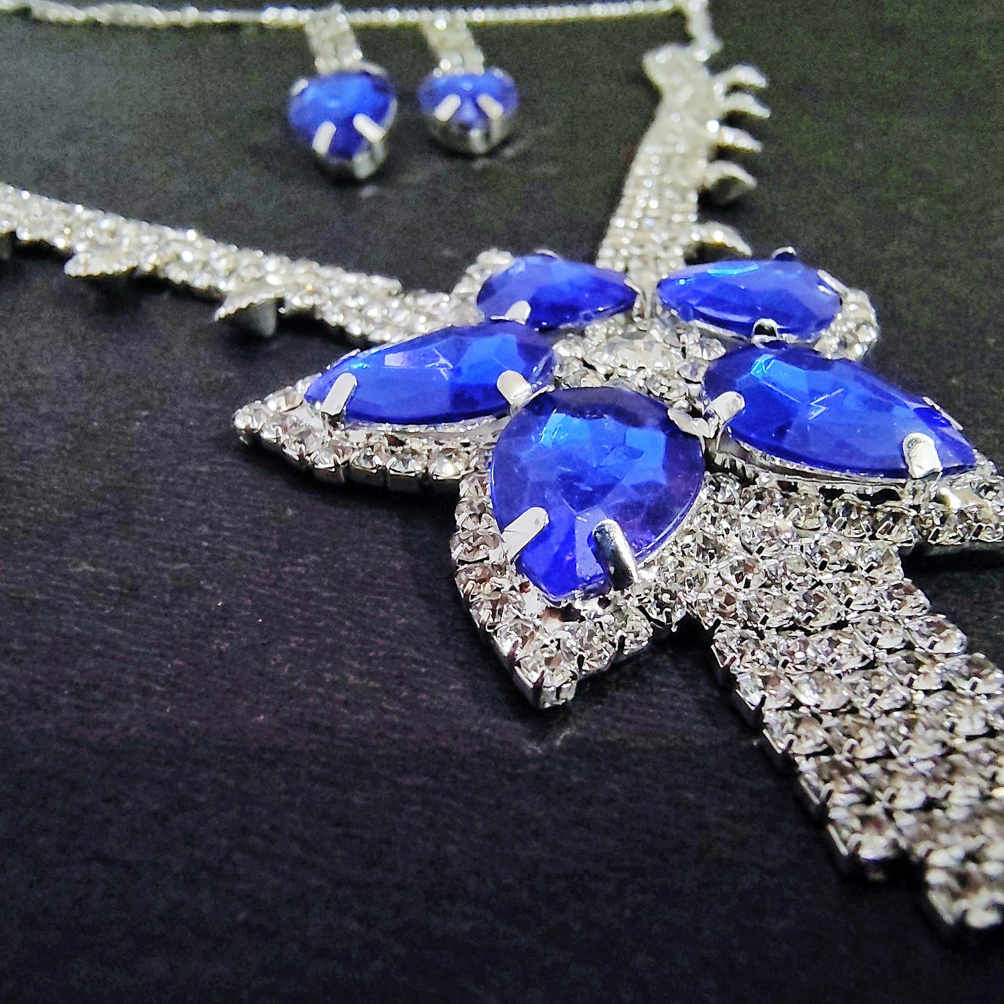 Glamorous Sapphire Blue Stone Jewelry Set