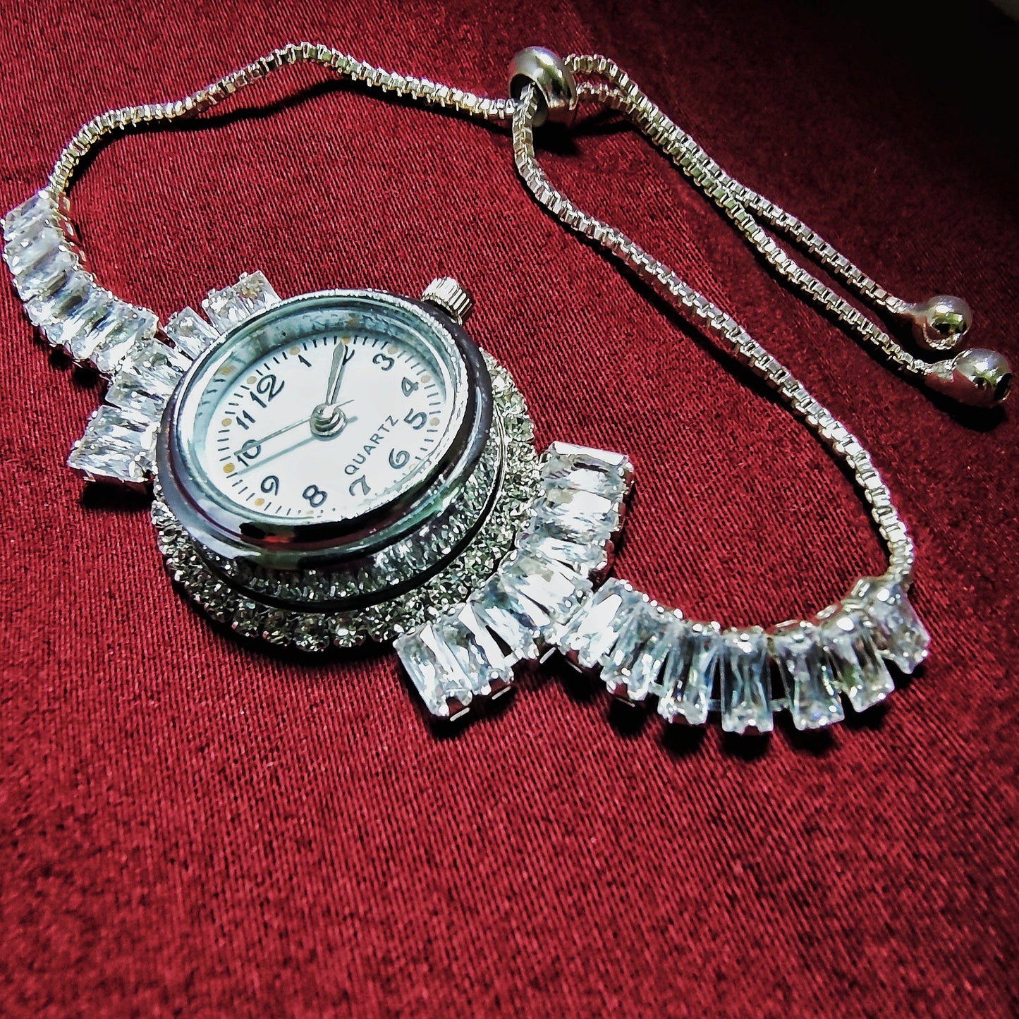 Elegant Quartz Watch with Adjustable Chain