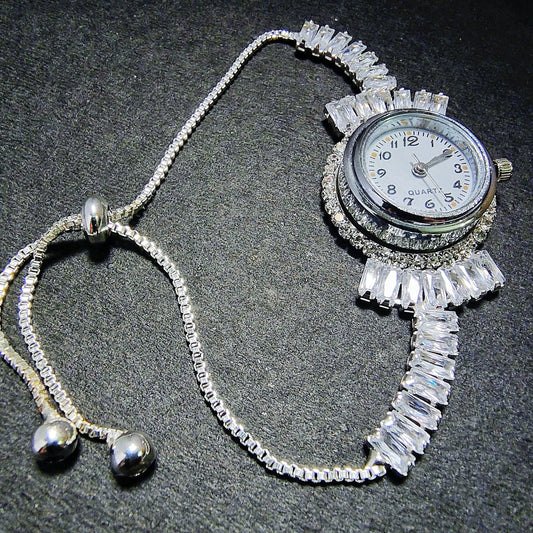 Elegant Quartz Watch with Adjustable Chain