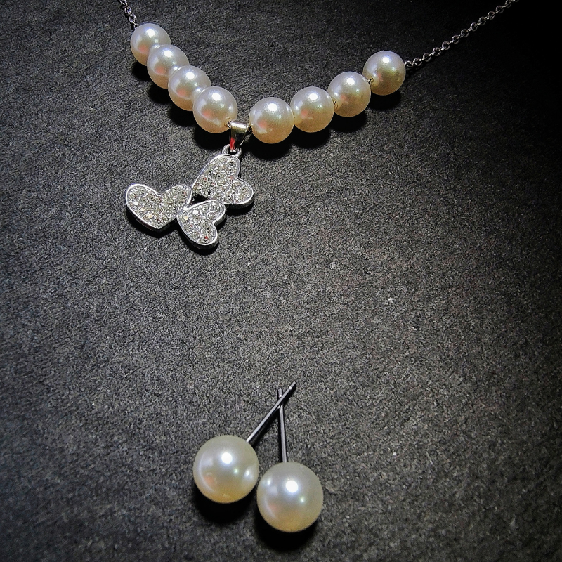 Classic Pearl Choker with Crystal Heart Pendant & Stud Earrings