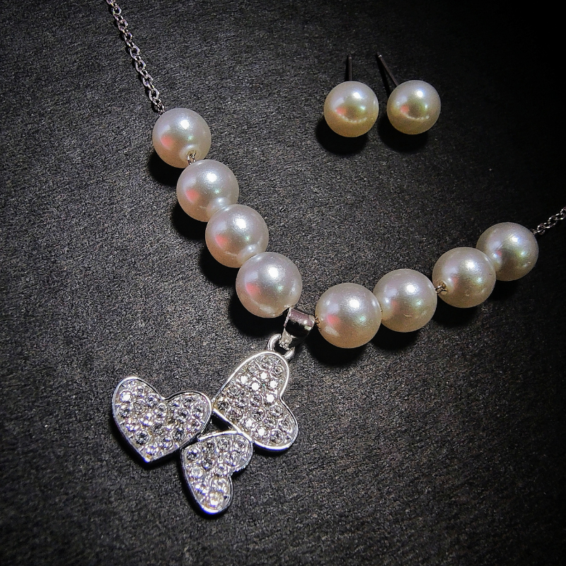 Classic Pearl Choker with Crystal Heart Pendant & Stud Earrings